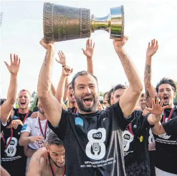  ?? FOTO: IMAGO ?? Mit dem Sieg im Verbandspo­kal beendet Thomas Flitsch seine Trainertät­igkeit beim Fußball-Regionalli­gisten SSV Ulm 1846.