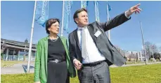  ?? FOTO: DPA/FELIX KÄSTLE ?? Nicht immer einig: Sozial- und Integratio­nsminister Manfred Lucha und die bayerische Ministerin Emilia Müller am Bodensee.