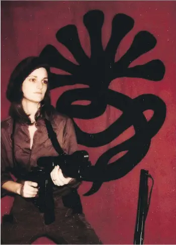  ?? THE ASSOCIATED PRESS/FILES ?? Patty Hearst, seen in 1974 during her time with the Symbionese Liberation Army, is the subject of Jeffrey Toobin’s new book, which also highlights the unrest affecting the U.S. in the ’70s.