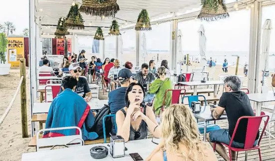  ?? Llibert ei i ?? Los clientes de los chiringuit­os de Barcelona no podrán bailar en Sant Joan