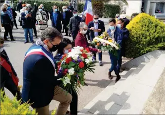  ??  ?? Dépôt de gerbe par Louis Aliot et madame la Député