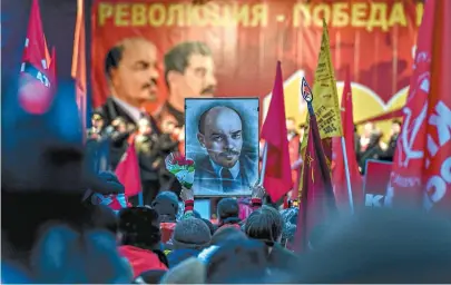  ??  ?? Participan­tes das comemoraçõ­es se reuniram na praça Pushkin portando cartazes e bandeiras