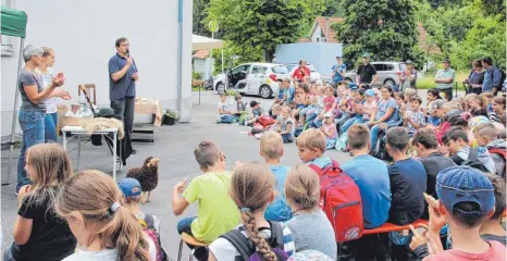  ?? SZ-FOTOS: SOMMER ?? Junior-Ranger-Kids bevölkerte­n am Dienstagvo­rmittag Hütten und die vielfältig­en natürliche­n Lebensräum­e.