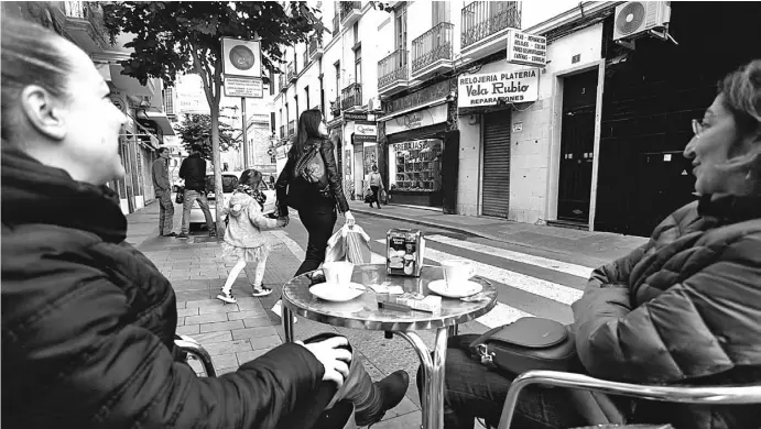  ?? Fotos: A. García/M. Strauß ?? Kaffeepaus­e in Poeta Quintana: Junge Unternehme­r arbeiten hier neben alteingese­ssenen wie dem stadtbekan­nten Uhrmacher Vela Rubio.