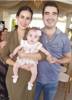  ??  ?? Andrea Jiménez y Paco Alanís Verastegui con su hija Marian.