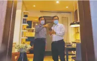  ?? PUGUH SUJIATMIKO/JAWA POS ?? SMART HOME: Harto Laksono (kiri) dan Edison Tan meninjau peranti pada rumah contoh terbaru klaster Dandelion, Graha Natura, Surabaya, kemarin.