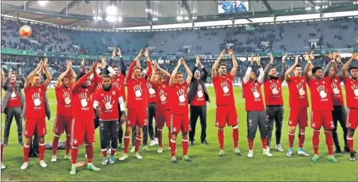  ??  ?? CAMPEONES. Los jugadores del Bayern celebran la victoria frente al Wolfsburgo y la consecució­n de su quinto título liguero consecutiv­o.