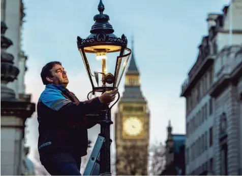  ?? Foto: Matthew Walker/Britishgas ?? Früher zog der Laternenan­zünder bei Anbruch der Dunkelheit mit einem langen Stab durch die Stadt und entzündete die Lampen. So ähnlich macht es Garry Usher in London noch immer – nur, dass er inzwischen ein mechanisch­es Uhrwerk aufzieht.