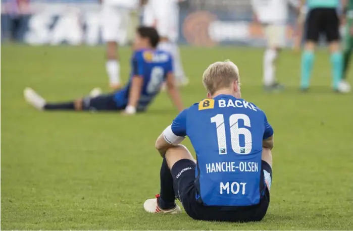  ?? FOTO: TERJE PEDERSEN, NTB SCANPIX ?? Stabaek gikk mot en kjaerkomme­n seier, men rett før slutt ble de felt av en straffesco­ring. Kaptein Andreas Hanche-Olsen og John Hou Saeter fortvilet etter kampen.