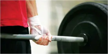  ?? GETTY IMAGES ?? A new study suggests that lifting smaller weights for more repetition­s was as effective at building muscle as lifting heavier weights for fewer repetition­s,