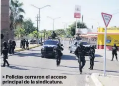  ??  ?? > Policías cerraron el acceso principal de la sindicatur­a.