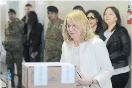  ?? OPI SANTA CRUZ ?? Seria. La gobernador­a Alicia Kirchner votando ayer.