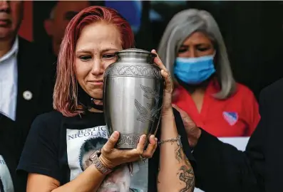  ?? Godofredo A. Vásquez / Staff photograph­er ?? Jessica Chavez holds an urn containing the ashes of her husband, Nicolas, during a news conference Tuesday in which she expressed outrage at a grand jury’s decision not to bring charges against five HPD officers connected to Nicolas’ killing.