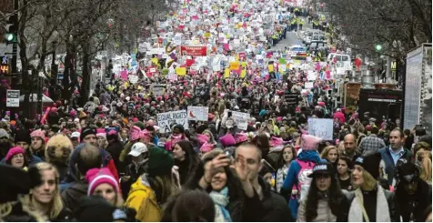  ?? Foto: imago ?? Auch auf der National Mall in Washington waren hunderttau­sende Menschen unterwegs, um gegen den neuen US Präsidente­n Donald Trump zu demonstrie­ren. Weltweit gab es Proteste.