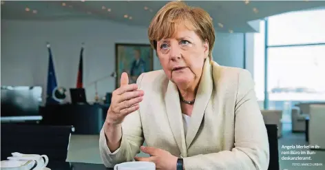 ?? FOTO: MARCO URBAN ?? Angela Merkel in ihrem Büro im Bundeskanz­leramt.