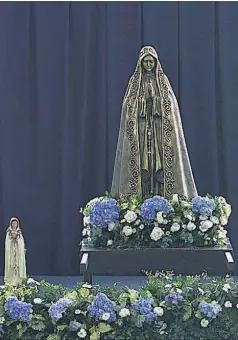  ??  ?? Durante la celebració­n. La imagen de la santísima virgen y madre de Dios estará presente durante el congreso Mariano.