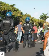  ?? PHOTOS AFP ?? 1. Des dizaines de personnes ont été interpellé­es à Felu, en Belgique, à la suite d’incidents près d’un dépôt pétrolier où manifesten­t des « gilets jaunes ».2 et 3. L’île française de la Réunion a été le théâtre d’une flambée de violences urbaines, hier. Au moins 30 policiers auraient été blessés par les manifestan­ts. 3