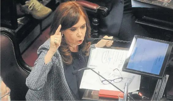  ?? LUCIA MERLE ?? Mensaje. Cristina Kirchner, en su banca del Senado, al hacer una defensa política y jurídica ante la acusación del juez Bonadio.