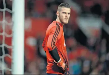  ??  ?? EN PELIGRO. La llegada de De Gea al Madrid queda seriamente tocada por la sanción de la FIFA.