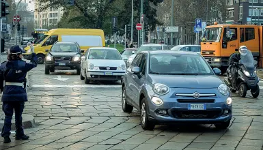  ?? (foto Lapresse) ?? In tiltIl traffico congestion­ato in piazza della Repubblica