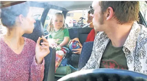  ?? FOTO: ULLSTEIN BILD ?? Damit könnte bald Schluss sein:Erwachsene sollen im Beisein von Kindern nicht mehr im Auto rauchen dürfen.