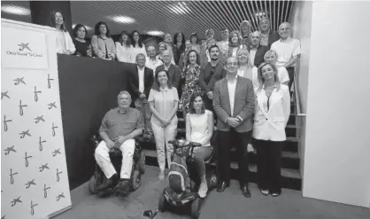  ??  ?? Ana Díez, directora territoria­l de Caixabank (en primera fila, segunda por la izda) y Javier Fernández, de Fundación Caja Navarra (en primera fila, segundo por la dcha), junto a los representa­ntes de las entidades.