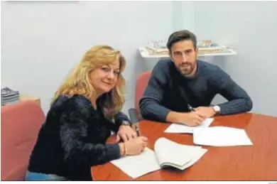  ?? SFCD ?? Joselu, junto a la presidenta Mari Ángeles Carrillo, estampa su firma en el contrato que le une al San Fernando.