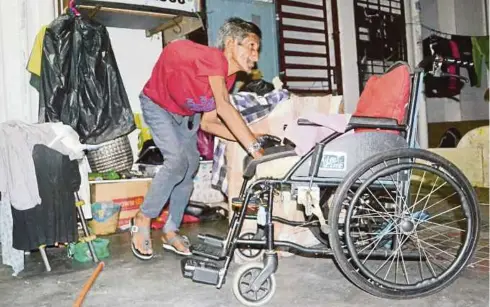  ?? Mohd Tajuddin Osman
FOTO: ZULFA MOHAMAD ?? MOHD Tajuddin bergelar OKU selepas terjatuh ketika kecil menyebabka­n tulang belakangny­a membengkok.