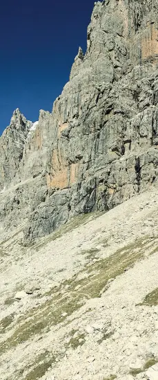  ??  ?? Imponenti
Le Dolomiti di Brenta, una delle aree che nel 2009 hanno ottenuto il riconoscim­ento di grande monumento del mondo da parte di Unesco. Oggi le associazio­ni ambientali­ste del Triveneto puntano il dito contro l’operato della Fondazione nata allora