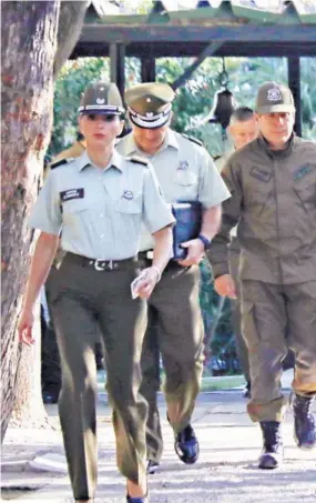  ??  ?? El general director de Carabinero­s, Hermes Soto (segundo de derecha a izquierda), durante una visita al cuartel de FF.EE.