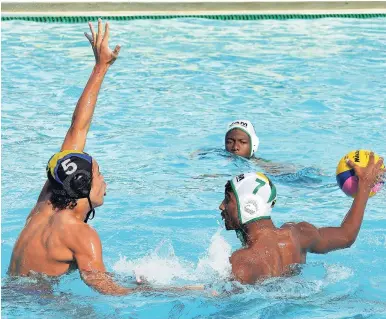  ?? IAN ALLEN/PHOTOGRAPH­ER ?? Bahamas’ Alexander Turnquest (left) attempts to block a shot by Jamaica’s Cody Jones (7) during their Under-19 boys final in the CARIFTA Water Polo Championsh­ips at the National Aquatic Centre in Kingston yesterday.