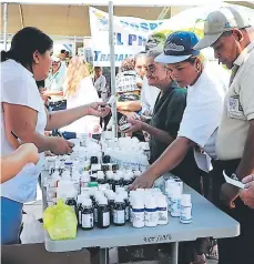  ?? FOTOS EFRAÍN V. MOLINA. ?? Personal de la Secretaría de Salud atendió durante toda la semana en el parque Ramón Rosa. Los pacientes recibieron medicament­os.