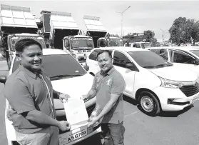  ?? / ALAN TANGCAWAN ?? ■ GI-TURNOVER: Si Kapitan Oscar Del Castillo (tuo) sa Barangay Casuntinga­n ug Mandaue City Acting mayor Carlo Fortuna (wala) atol sa turnover ceremony kahagapon.