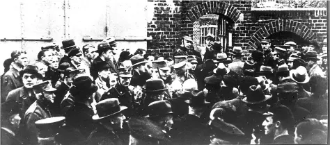  ?? BILD: STADTMUSEU­M ?? Rückblick auf dunkle Stunden: 43 jüdische Mitbürger wurden am 10. November 1938 ins Gefängnis an der Elisabeths­traße getrieben.