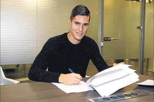  ?? MIGUEL RUIZ / F.C. BARCELONA ?? El jugador, en la tarde del lunes en Barcelona, durante la firma de su contrato con el Barça B