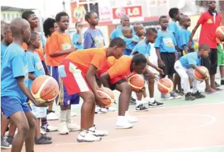  ??  ?? Kids learn the rudiments of basketball at a recent basketball clinic