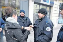  ??  ?? Même la police nationale se range du côté des agriculteu­rs éleveurs et déguste le bon saucisson de la ferme de Baruteau