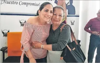  ?? MIGUEL LAJE / EXPRESO ?? Encuentro. Las hermanas no pudieron contener la emoción de conocerse luego de tantos años.