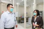  ?? ALLEX QOMARULLA/JAWA POS ?? FASILITAS LENGKAP: Dirut RS Adi Husada Undaan Wetan dr Irawati Marga berbincang dengan dr Samuel Abednego QIA di ruang laboratori­um PCR test kemarin.