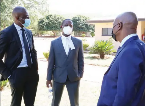  ?? PIC: MORERI SEJAKGOMO ?? Showa (left) and Molefe consulting with their attorney, Chilisa (middle)