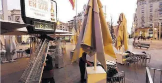  ??  ?? Los bares cierran en la plaza España de Zaragoza poco después de las 6 de la tarde.