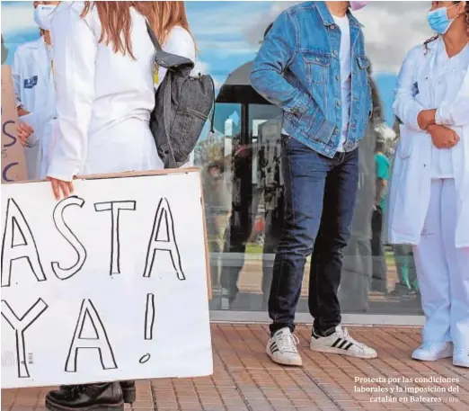  ??  ?? Protesta por las condicione­s laborales y la imposición del
catalán en Baleares