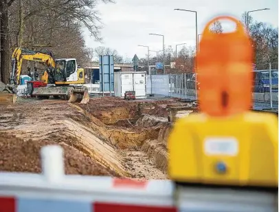  ?? Foto: Sven Ellger ?? An der Radeburger Straße wird gebaut – eine Spur in Richtung Zentrum ist gesperrt. Staus sind die Folge.