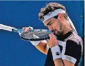  ?? FOTO: DPA ?? Wie schmeckt eigentlich ein Schläger? Fabio Fognini probiert es bei seiner Erstrunden­niederlage bei den US Open aus.