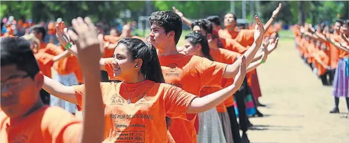  ?? (NICOLÁS BRAVO) ?? Ni el calor los detiene. Durante la siesta de ayer, 800 jóvenes realizaron los últimos ensayos para el cuadro inaugural, en el predio del Seminario de la Ciudad.