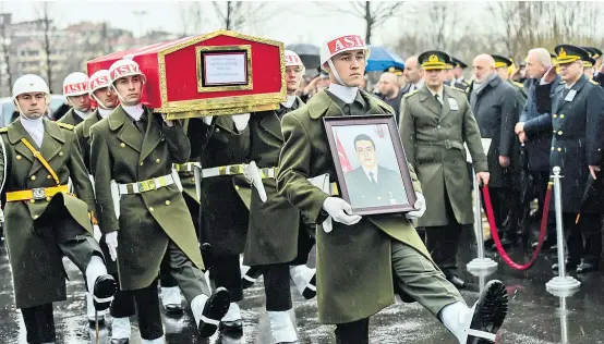  ??  ?? Begräbnisf­eier für einen der zwölf am Wochenende in Afrin Gefallenen: Soldaten tragen in Istanbul den Sarg des Unteroffiz­iers Koray Karaca.