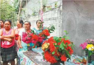  ??  ?? Bendición. Los habitantes del cantón Guadalupe La Zorra, del municipio de San Luis La Herradura, aseguraron que la aparición de la Virgen ha avivado su fe y que es una bendición para la comunidad.