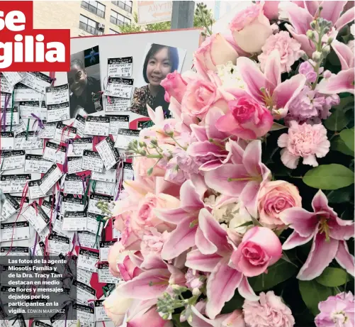  ?? EDWIN MARTÍNEZ ?? Las fotos de la agente Miosotis Familia y de la Dra. Tracy Tam destacan en medio de flores y mensajes dejados por los participan­tes en la vigilia.