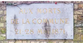  ?? FOTO: CHRISTIAN BÖHMER/DPA ?? Gedenktafe­l an der „Mur des Fédérés“(„Mauer der Verbündete­n“) auf dem Pariser Friedhof Père Lachaise im Osten der Hauptstadt.