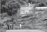  ??  ?? Parte del área afectada por la ruptura de una represa de residuos de la minera brasileña Vale, en Brumadinho, ciudad en la región metropolit­ana de Belo Horizonte, capital regional de Minas Gerais, Brasil. A la izquierda, familiares de desapareci­dos miran los daños